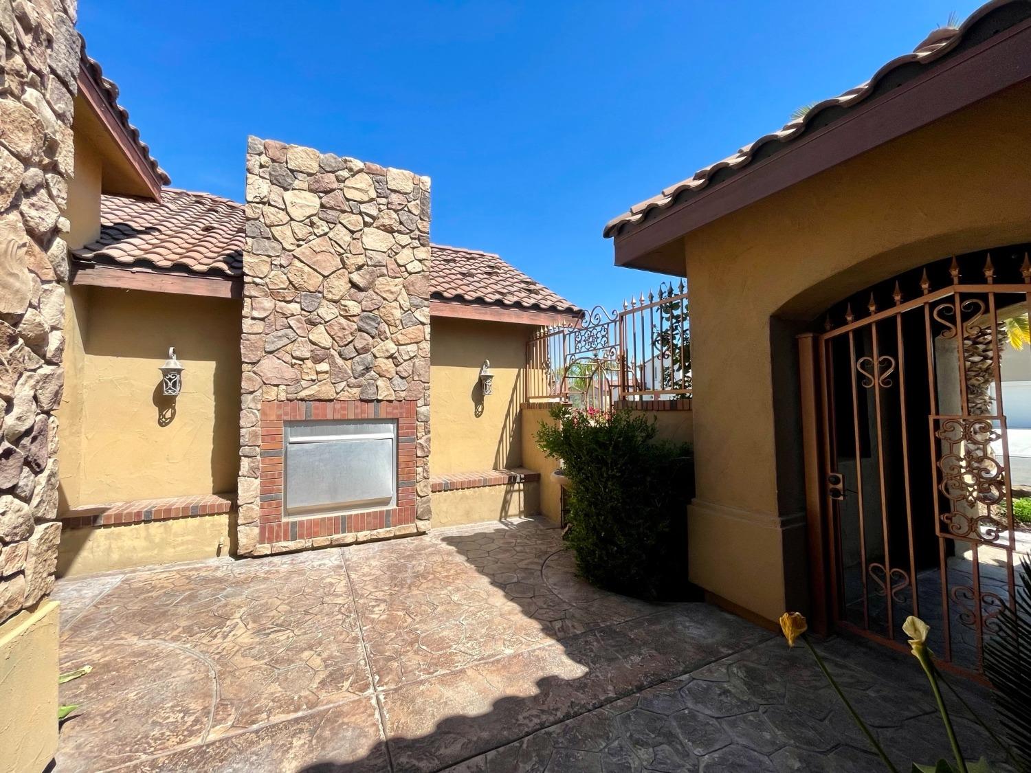 16052 W Middleton Ave, Kerman, CA 93630