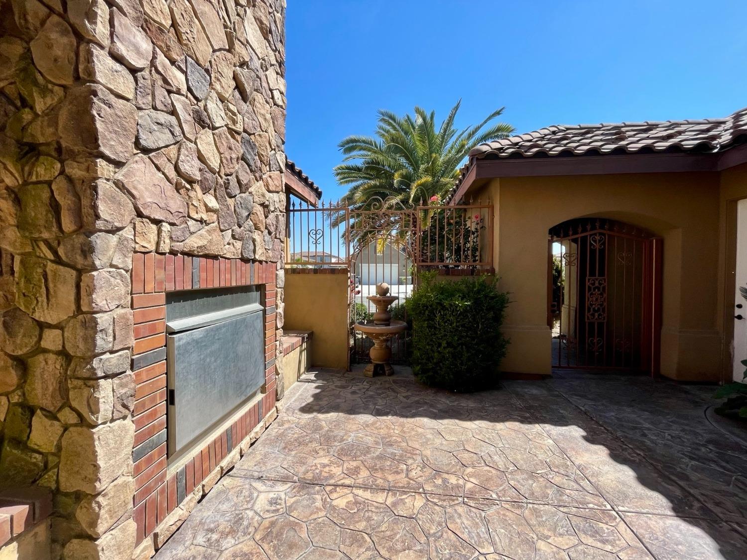 16052 W Middleton Ave, Kerman, CA 93630