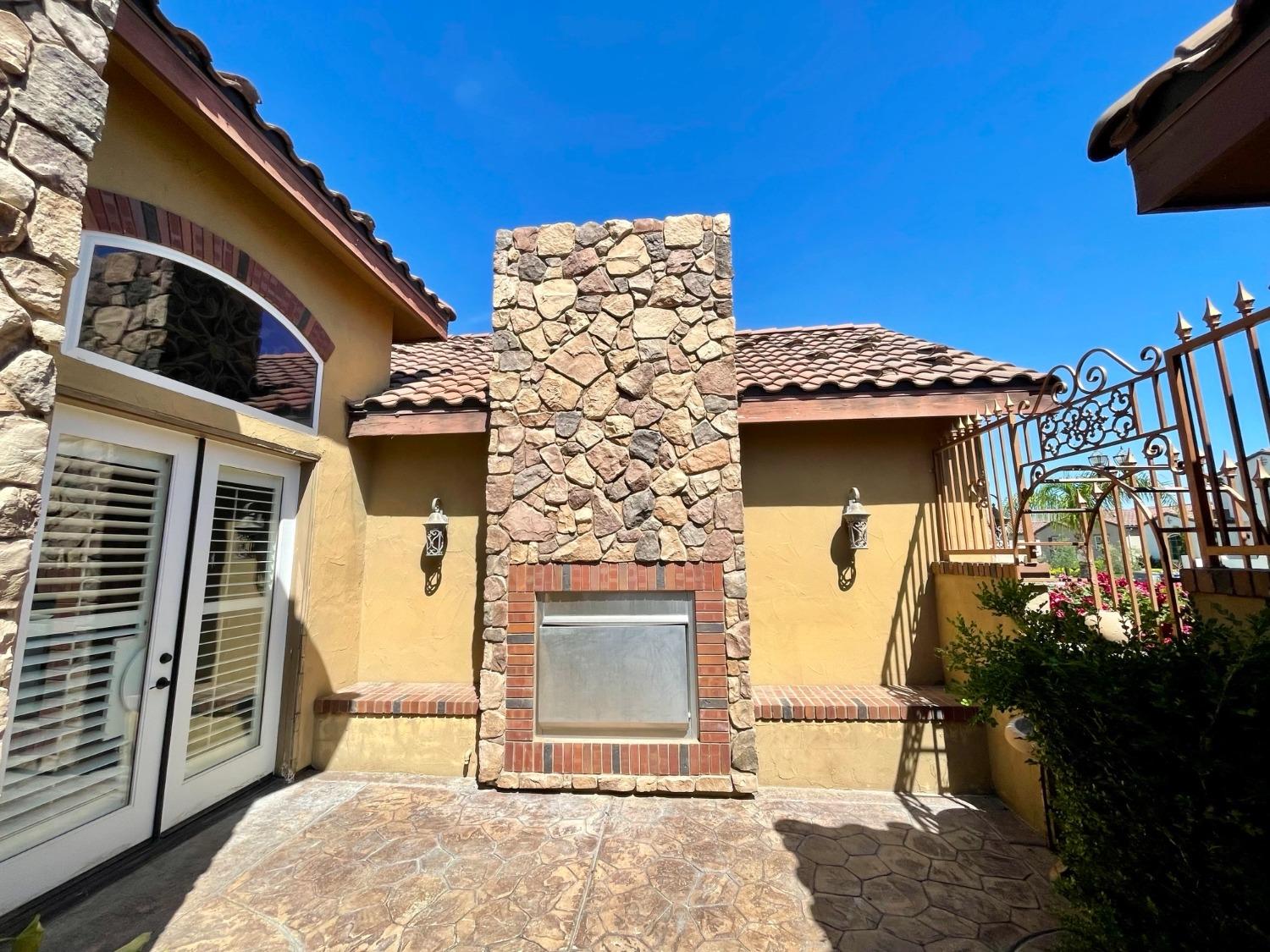 16052 W Middleton Ave, Kerman, CA 93630