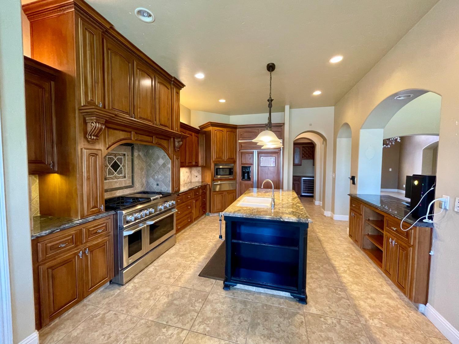 16052 W Middleton Ave, Kerman, CA 93630