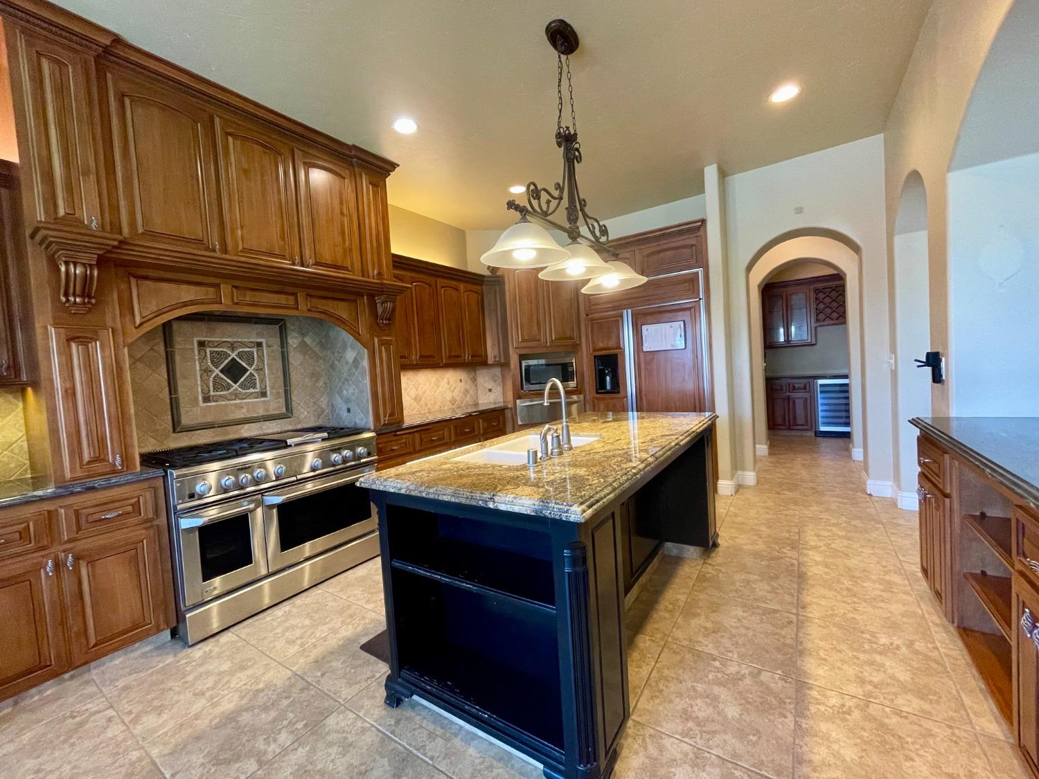 16052 W Middleton Ave, Kerman, CA 93630