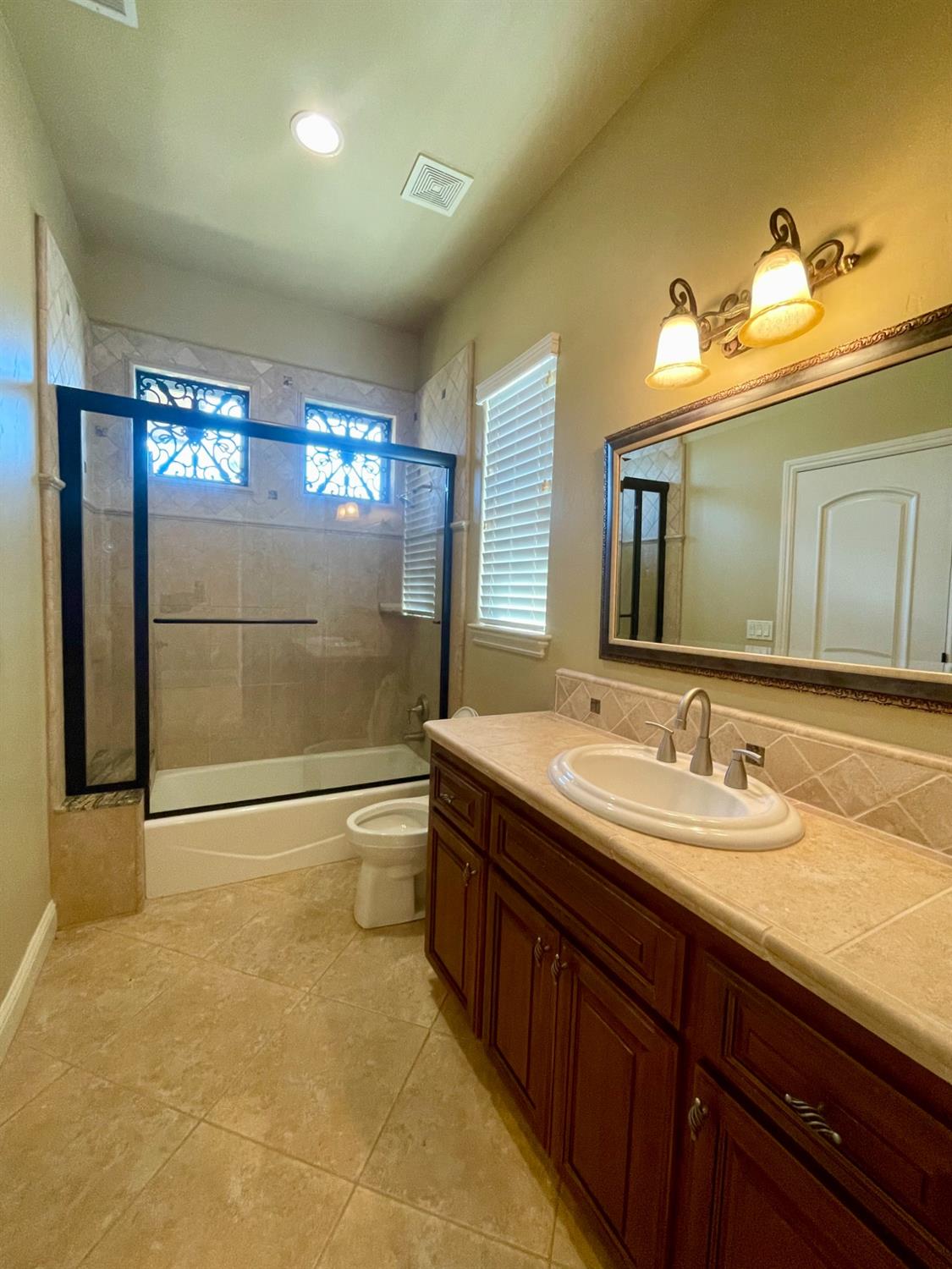 16052 W Middleton Ave, Kerman, CA 93630