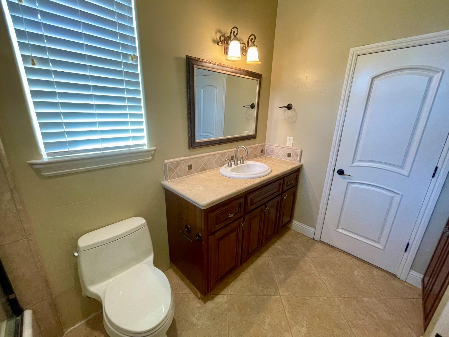 16052 W Middleton Ave, Kerman, CA 93630