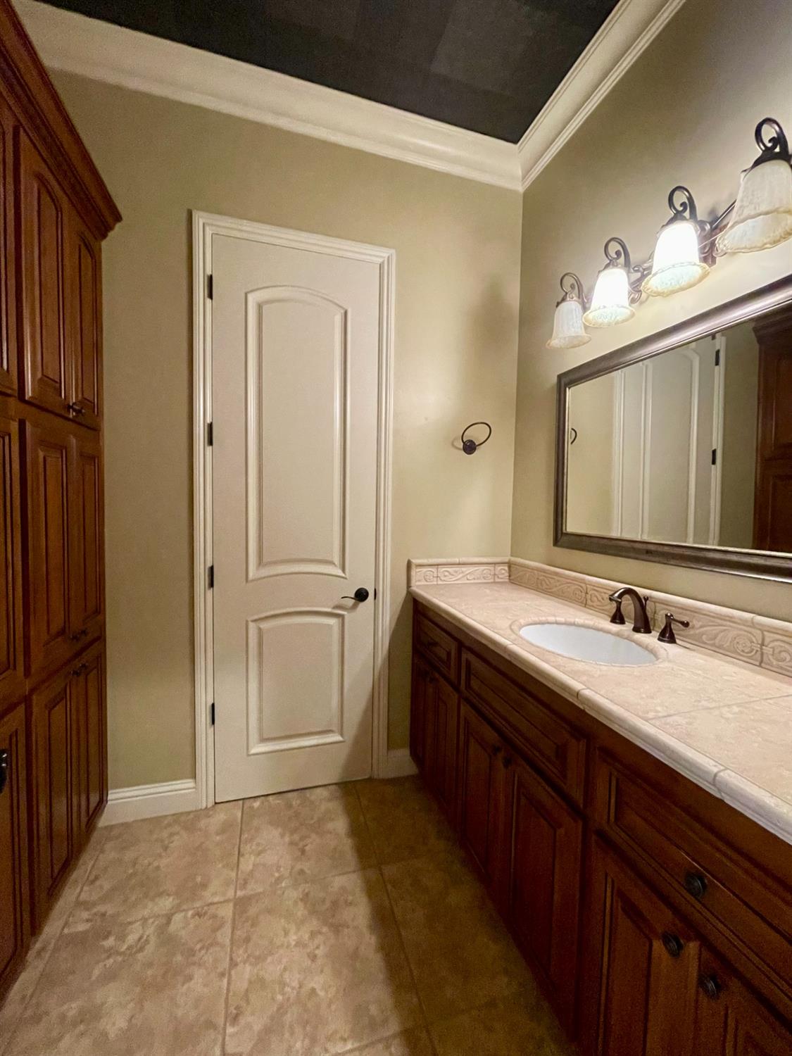 16052 W Middleton Ave, Kerman, CA 93630