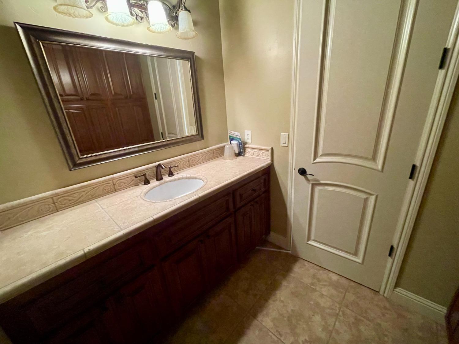 16052 W Middleton Ave, Kerman, CA 93630