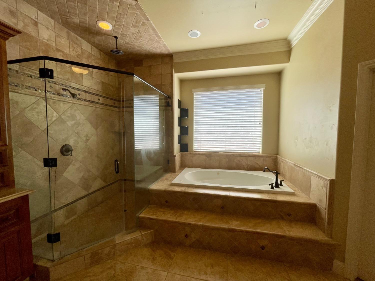 16052 W Middleton Ave, Kerman, CA 93630