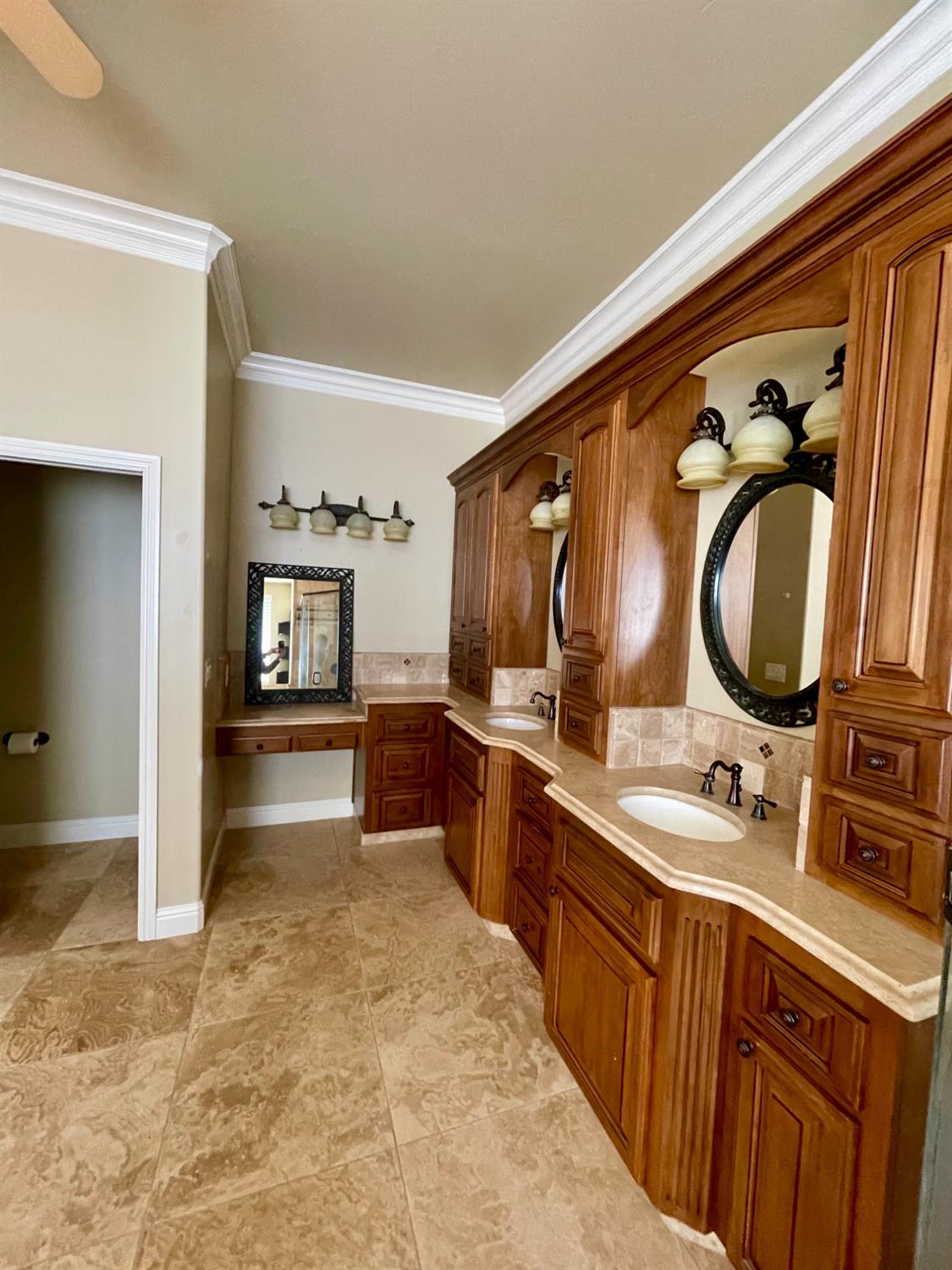 16052 W Middleton Ave, Kerman, CA 93630