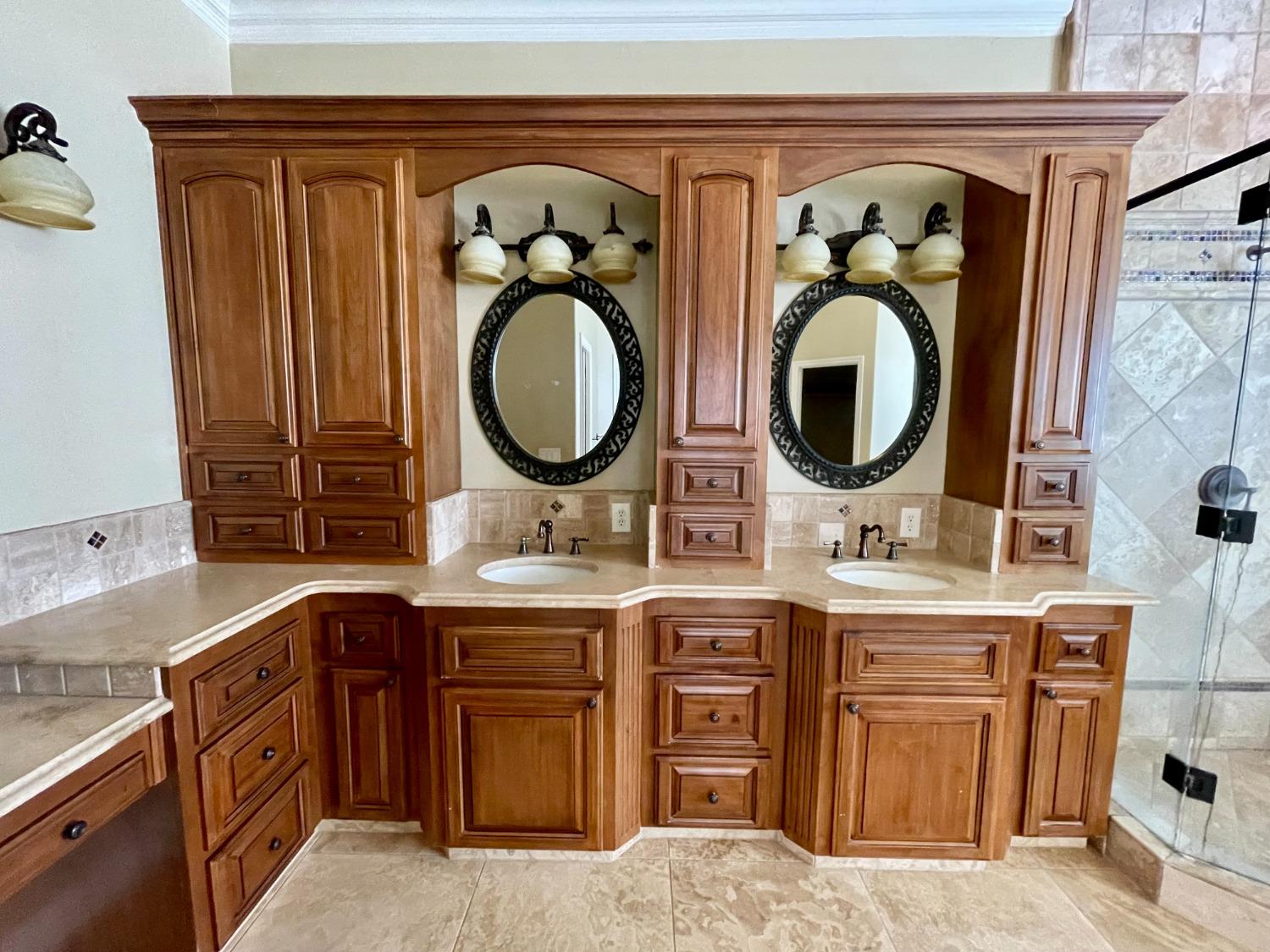 16052 W Middleton Ave, Kerman, CA 93630