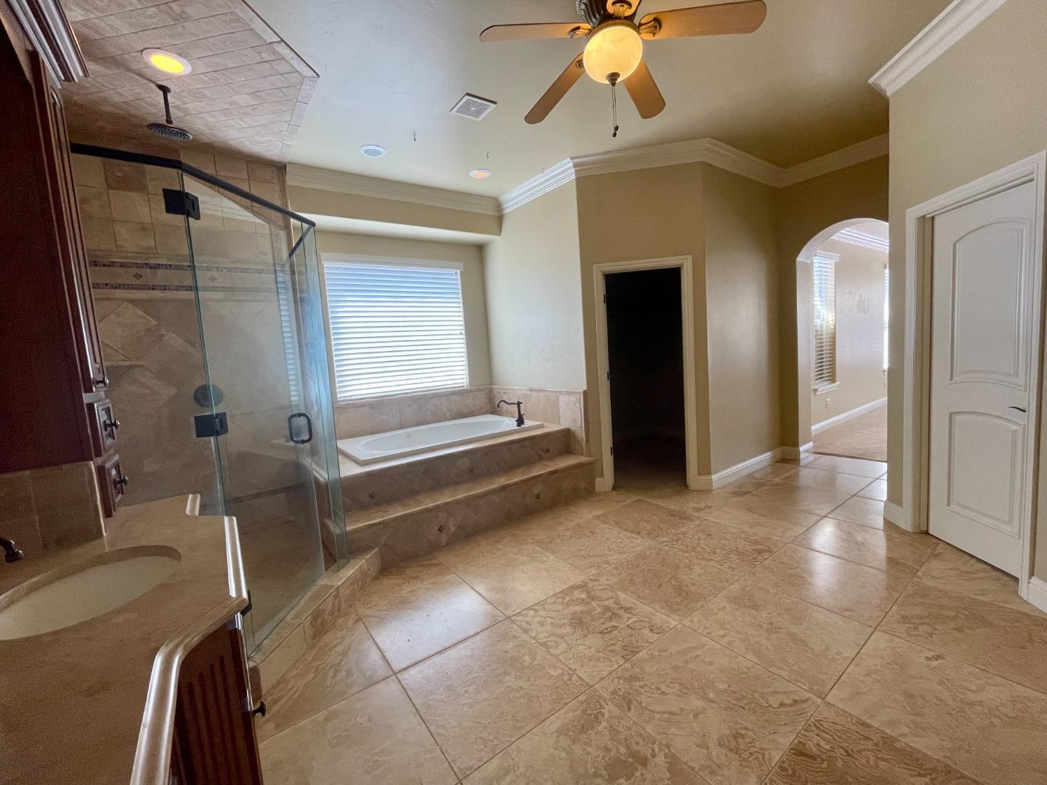 16052 W Middleton Ave, Kerman, CA 93630