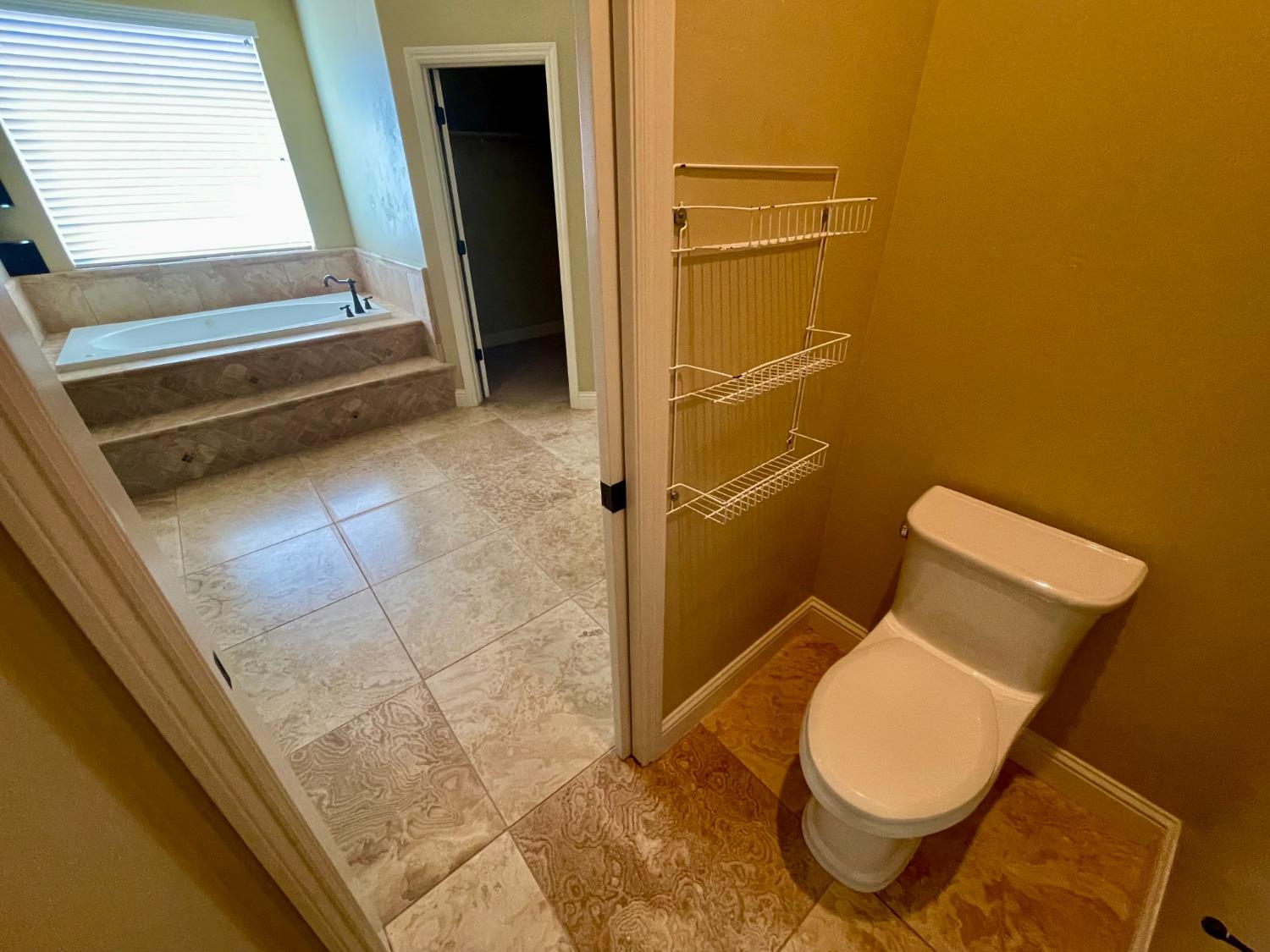 16052 W Middleton Ave, Kerman, CA 93630