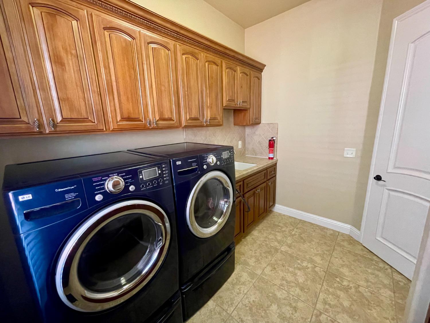 16052 W Middleton Ave, Kerman, CA 93630