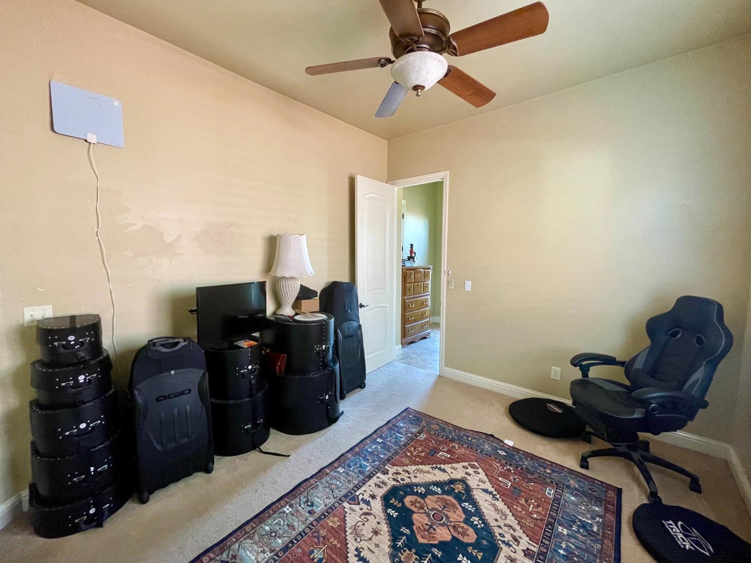 16052 W Middleton Ave, Kerman, CA 93630