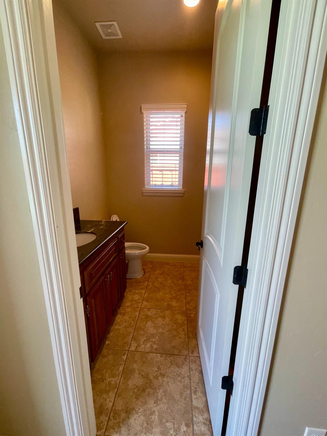 16052 W Middleton Ave, Kerman, CA 93630