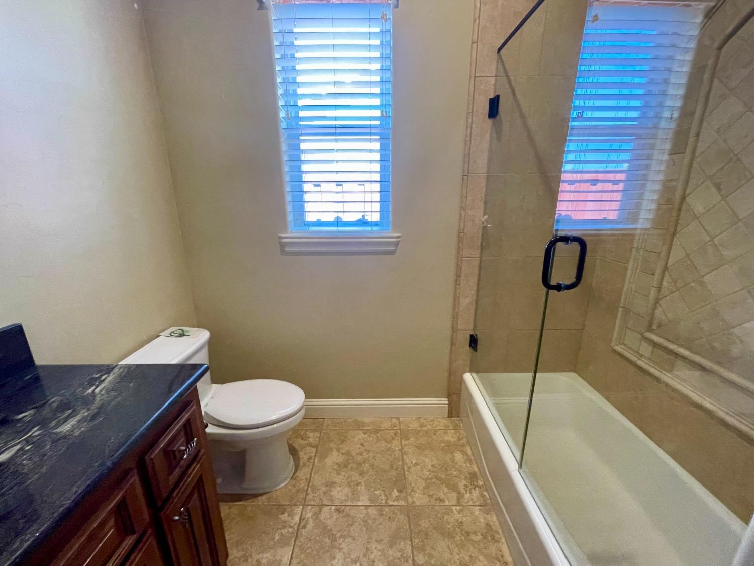 16052 W Middleton Ave, Kerman, CA 93630