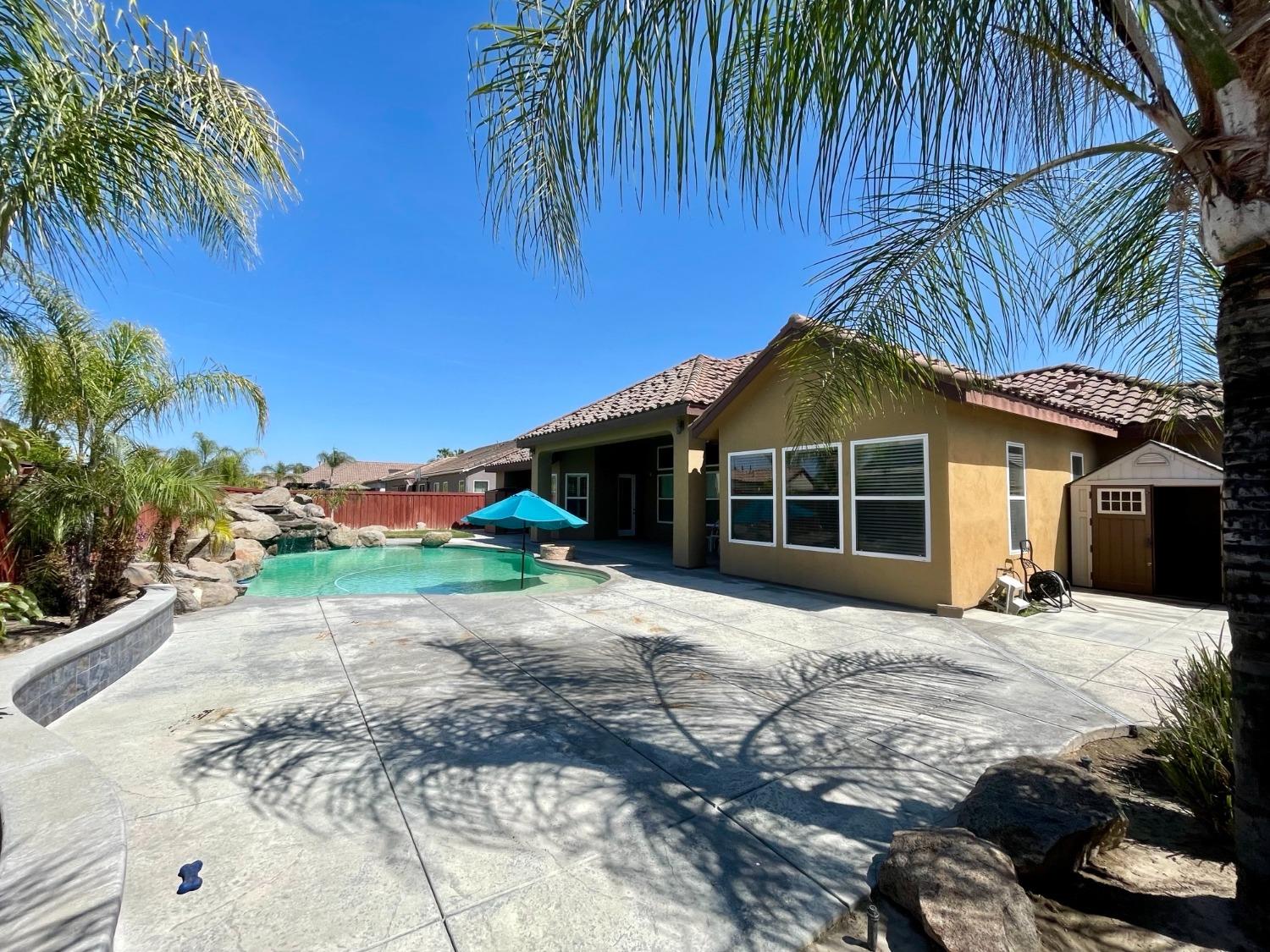 16052 W Middleton Ave, Kerman, CA 93630