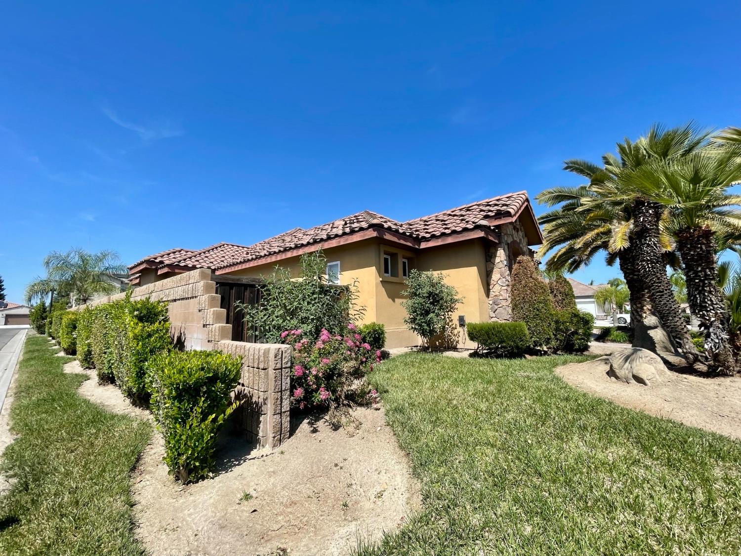 16052 W Middleton Ave, Kerman, CA 93630