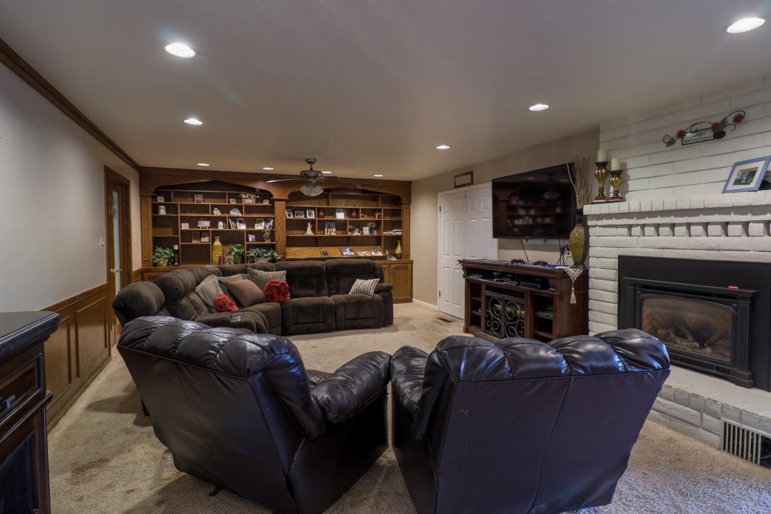 1233 Redwood Ln, Selma, CA 93662