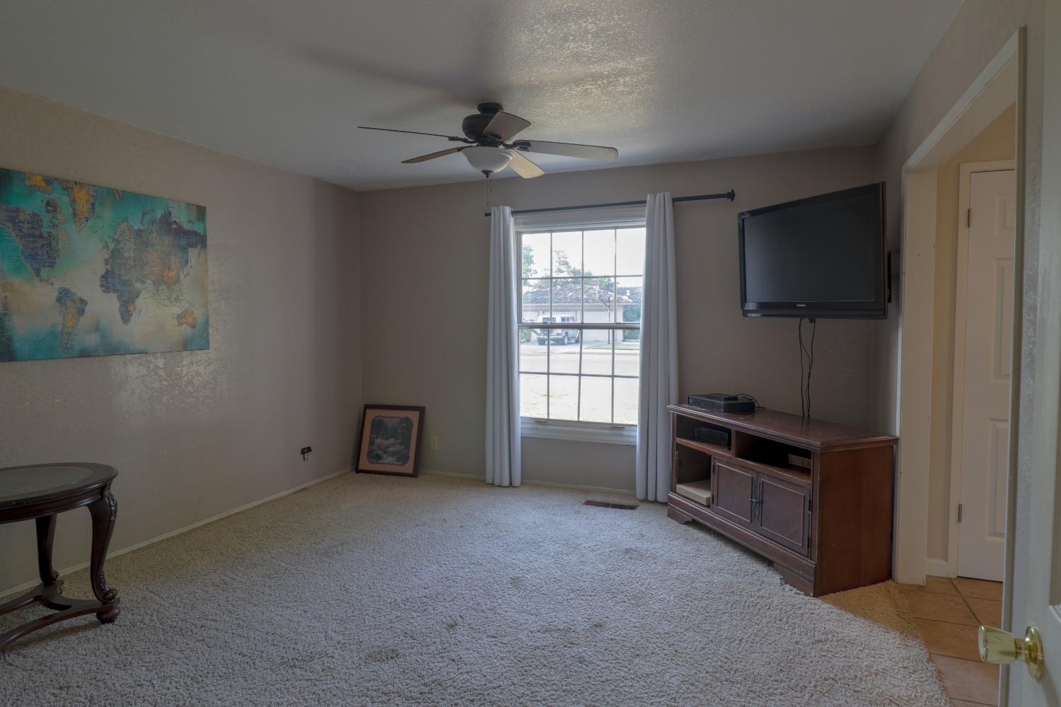 1233 Redwood Ln, Selma, CA 93662