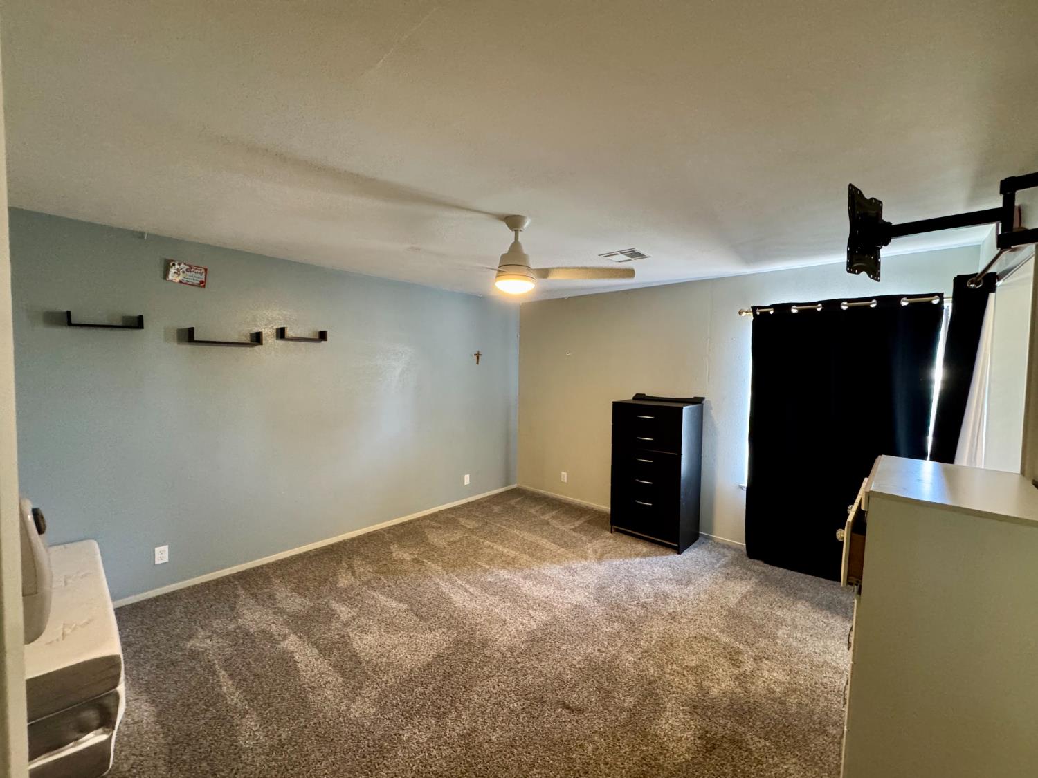 1233 Redwood Ln, Selma, CA 93662