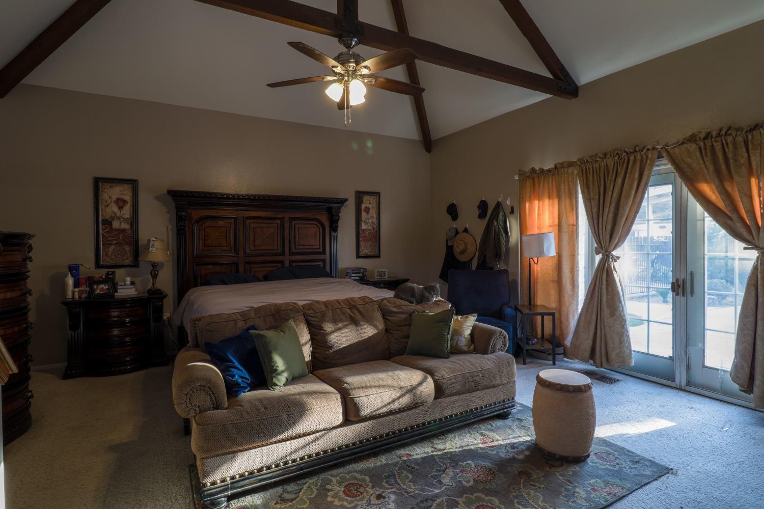 1233 Redwood Ln, Selma, CA 93662