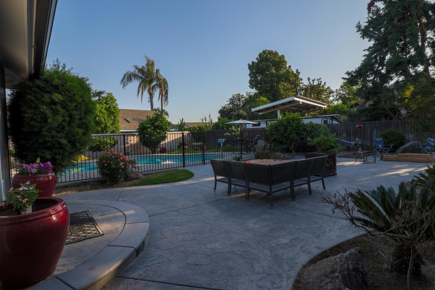 1233 Redwood Ln, Selma, CA 93662