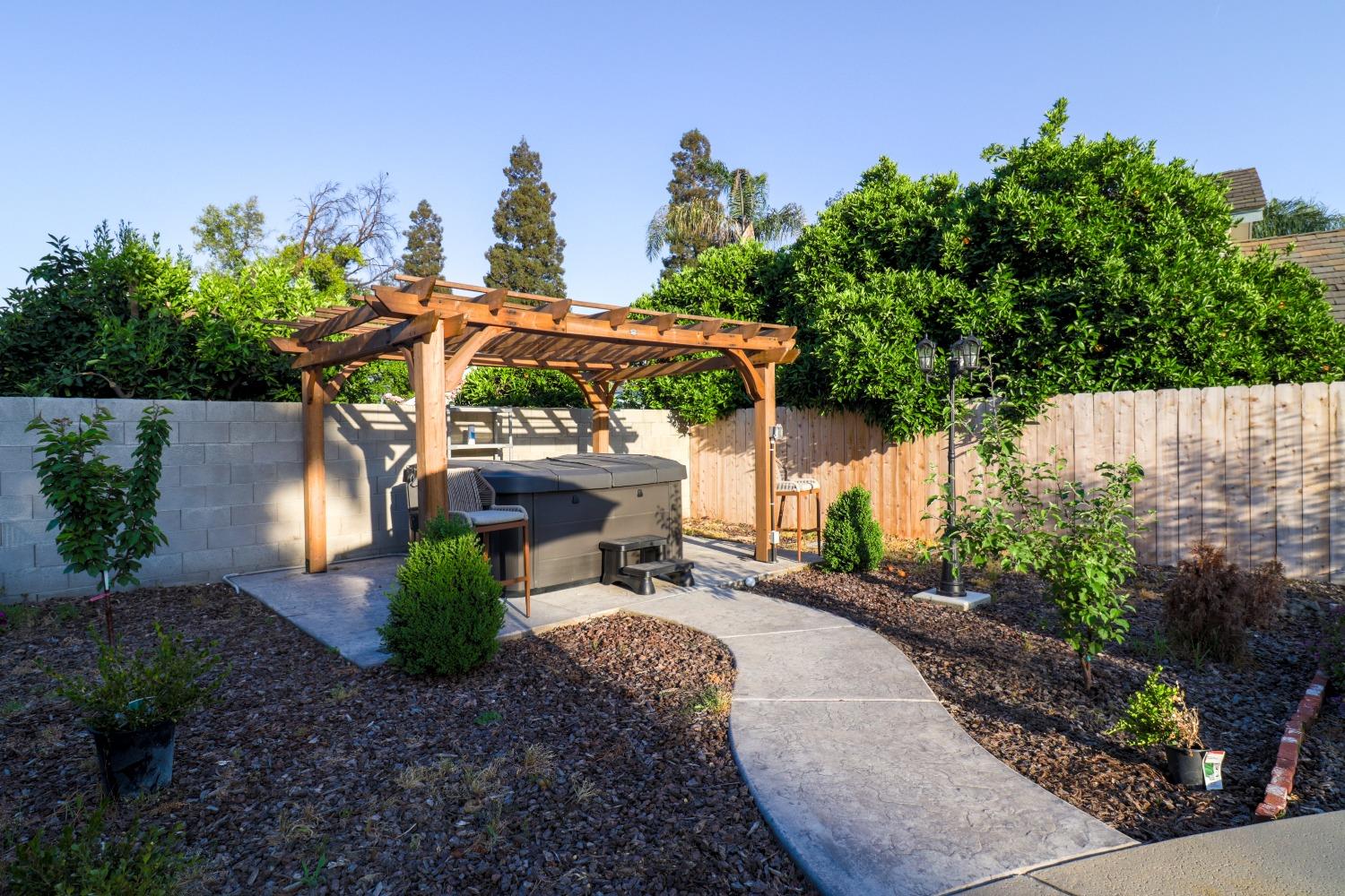 1233 Redwood Ln, Selma, CA 93662