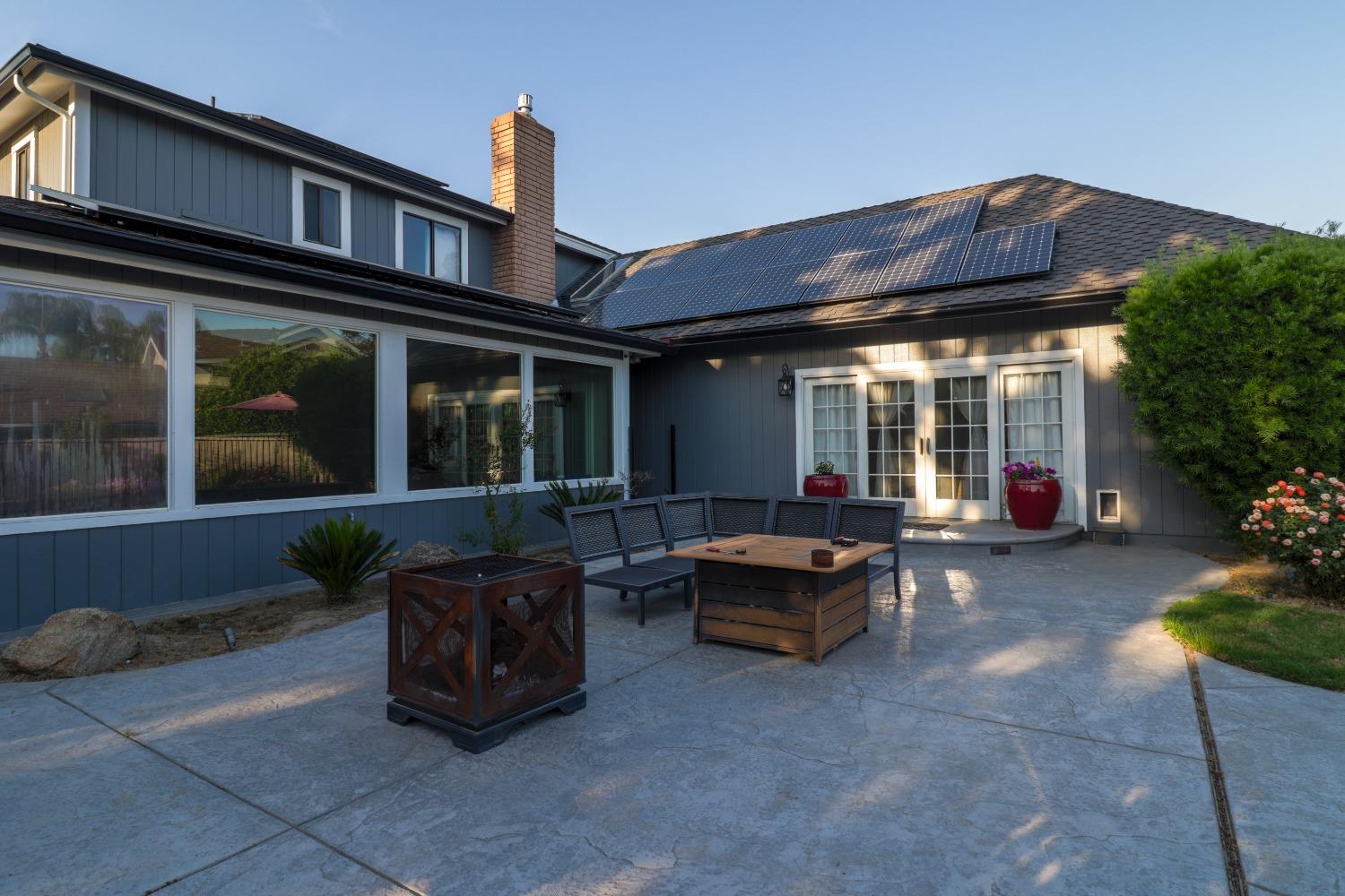 1233 Redwood Ln, Selma, CA 93662