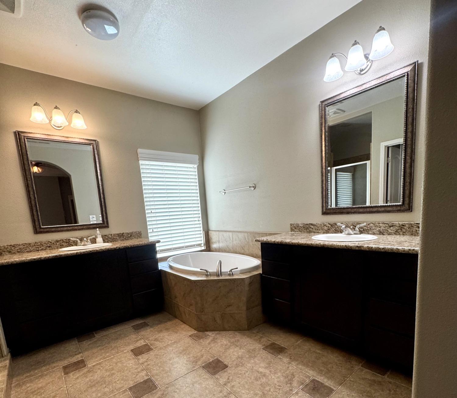 4717 W Joline Dr, Fresno, CA 93722