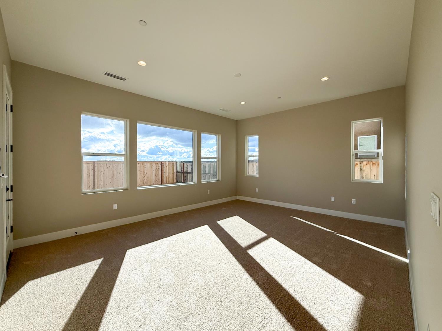 951 Beaver Pond Loop, Madera, CA 93636