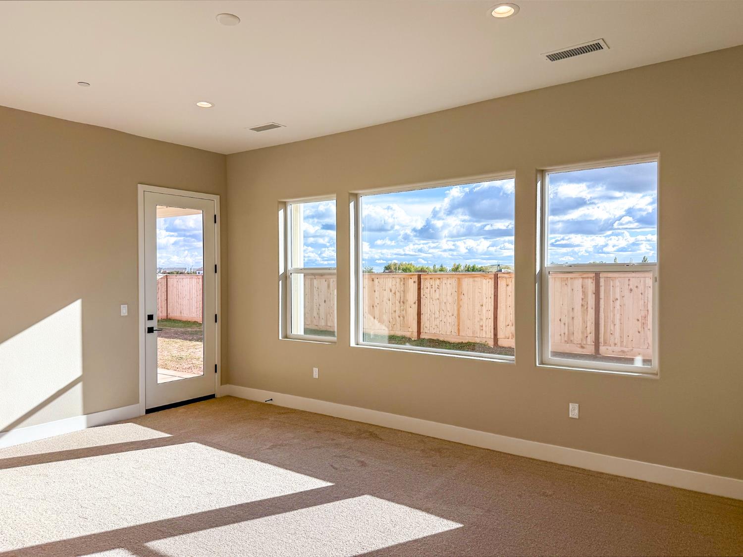 951 Beaver Pond Loop, Madera, CA 93636