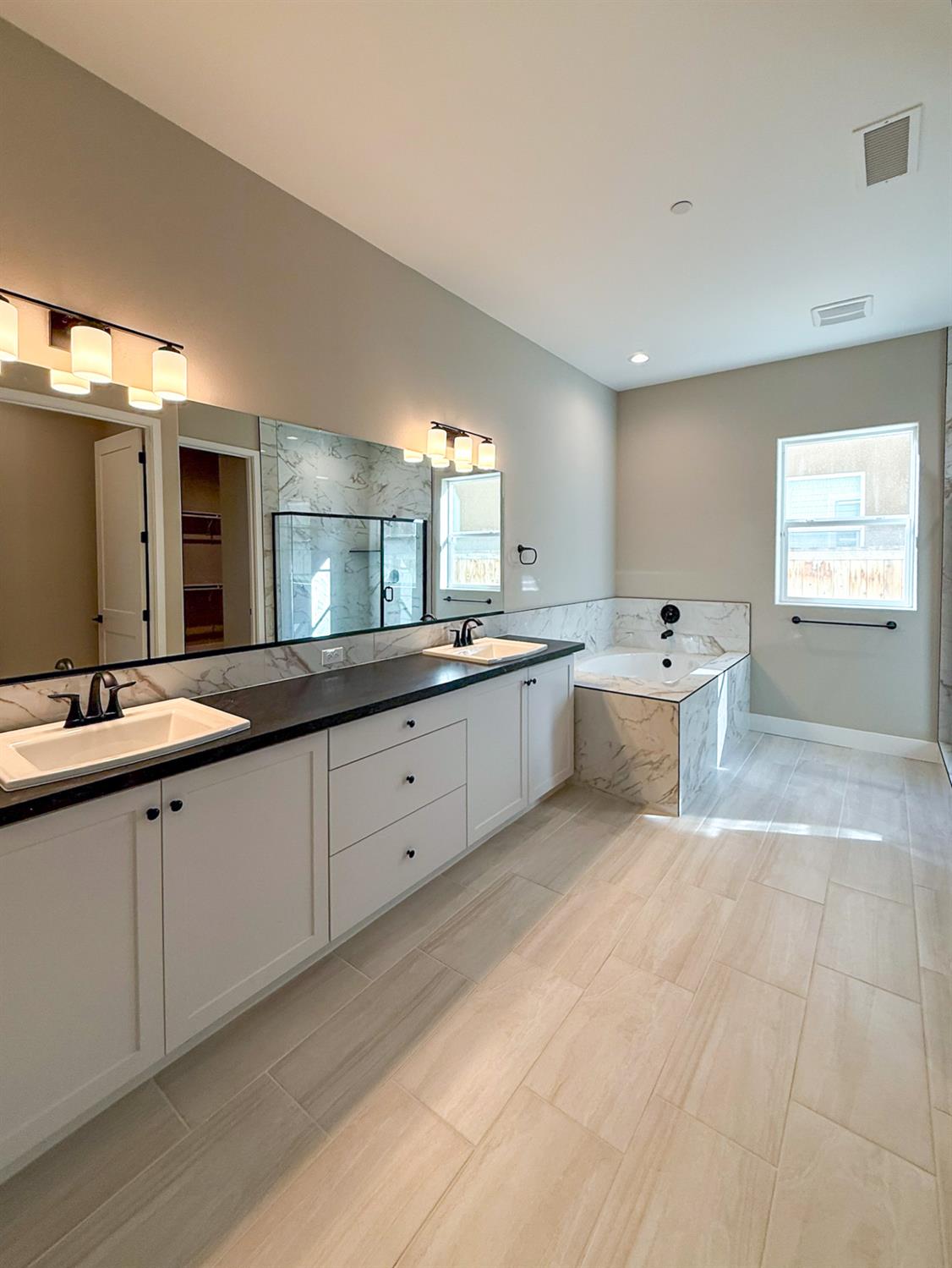 951 Beaver Pond Loop, Madera, CA 93636