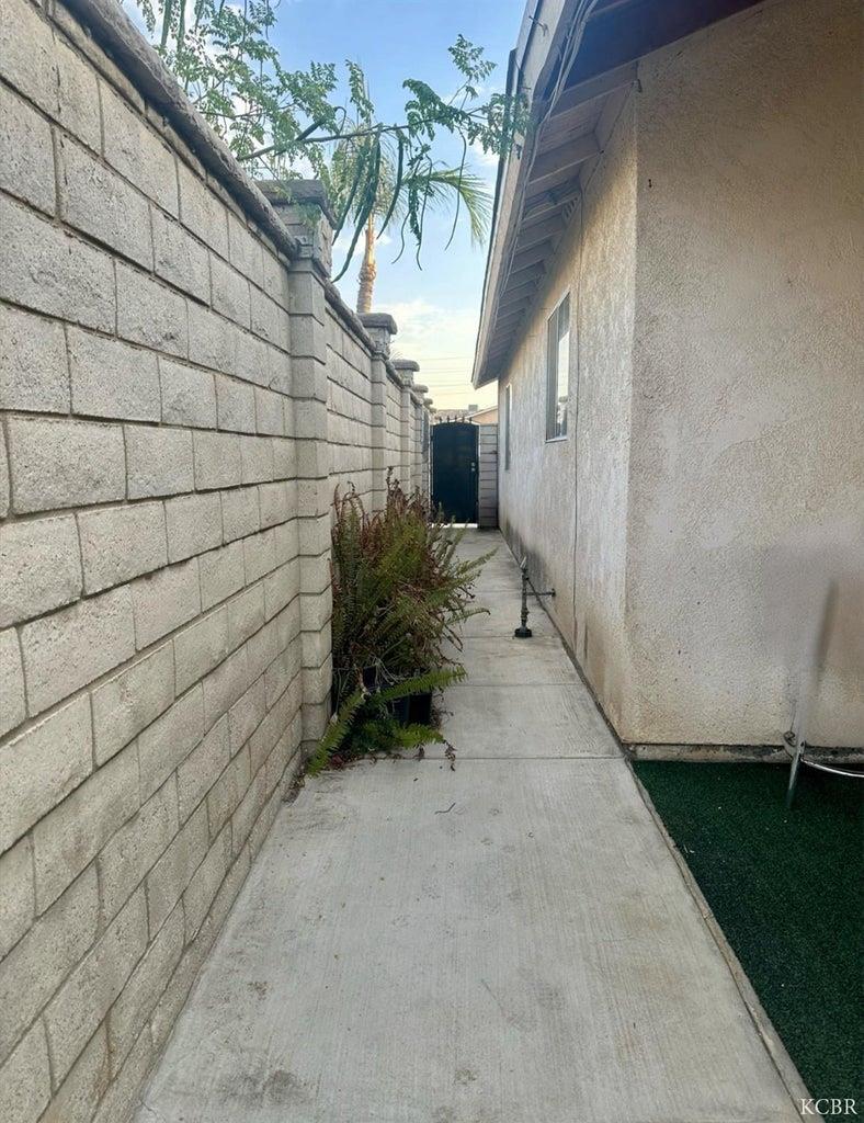 725 18th, Delano, CA 93212