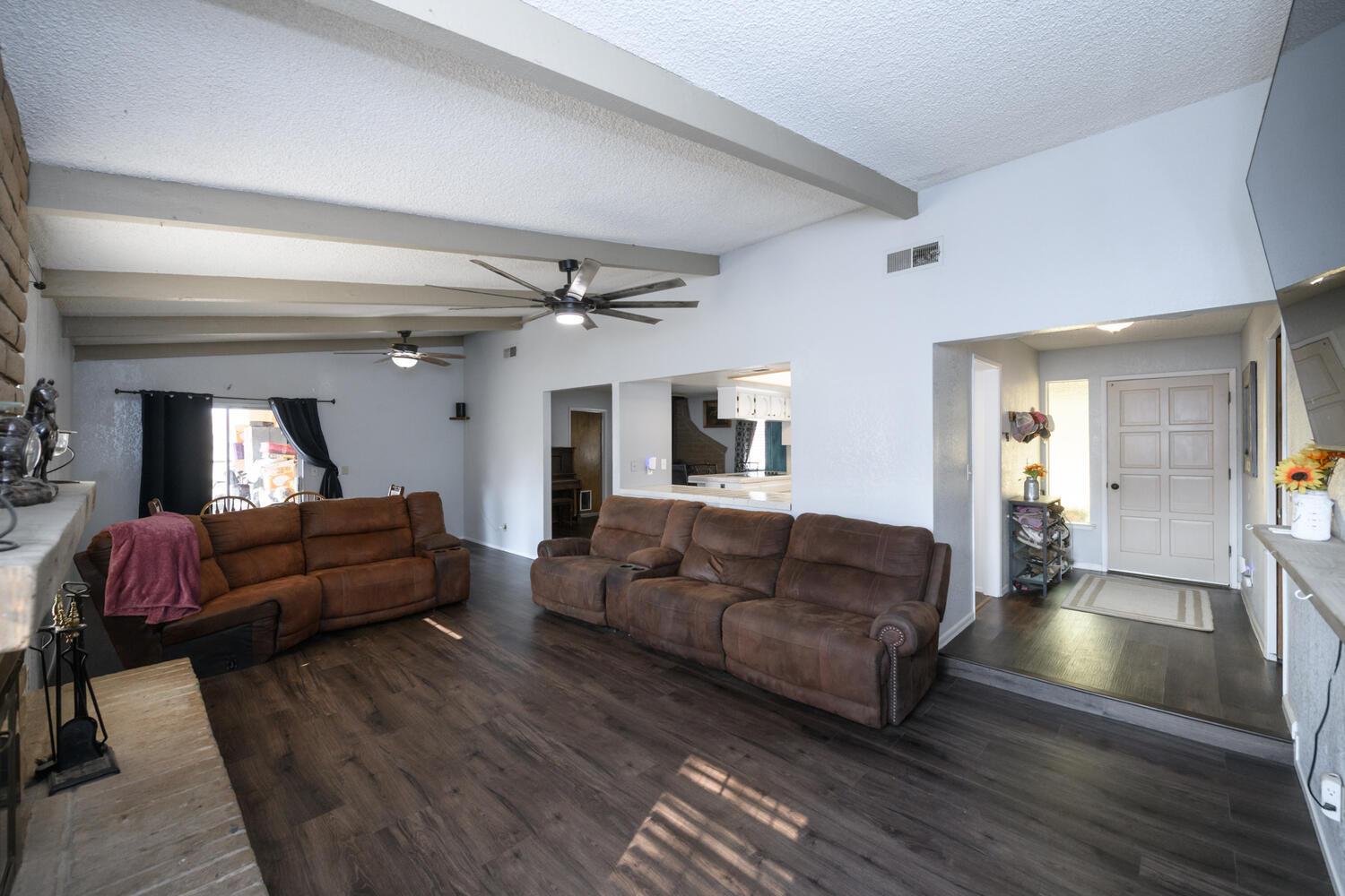 22630 Stagecoach Ln, Clovis, CA 93619