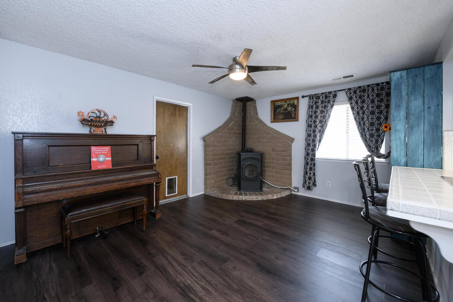 22630 Stagecoach Ln, Clovis, CA 93619