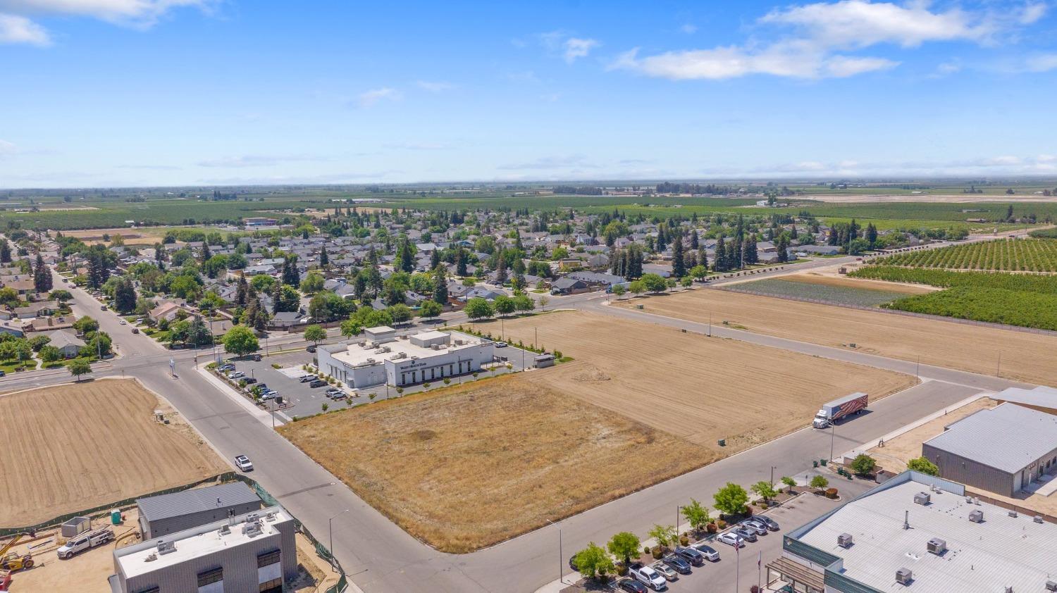 1959 Morgan Dr, Kingsburg, CA 93631