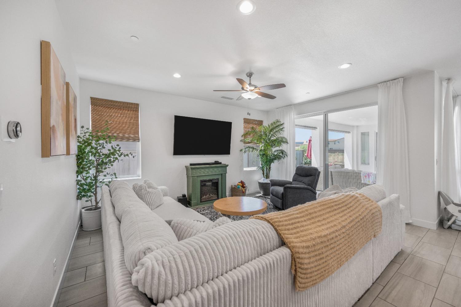 4494 Little Canyon Dr, Madera, CA 93636