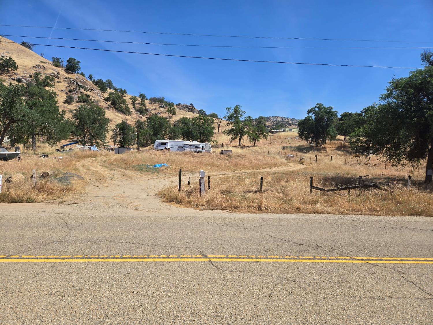 37632 Mistletoe Rd, Yokuts Valley, CA 93675