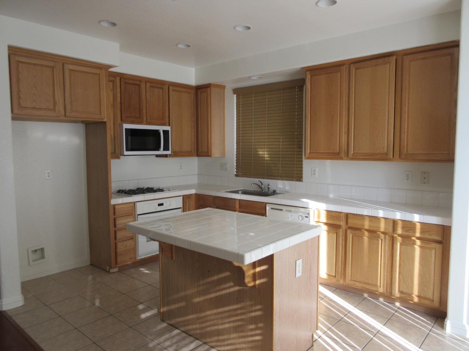 1016 Papaya St, Madera, CA 93638