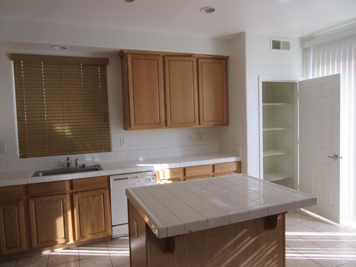 1016 Papaya St, Madera, CA 93638