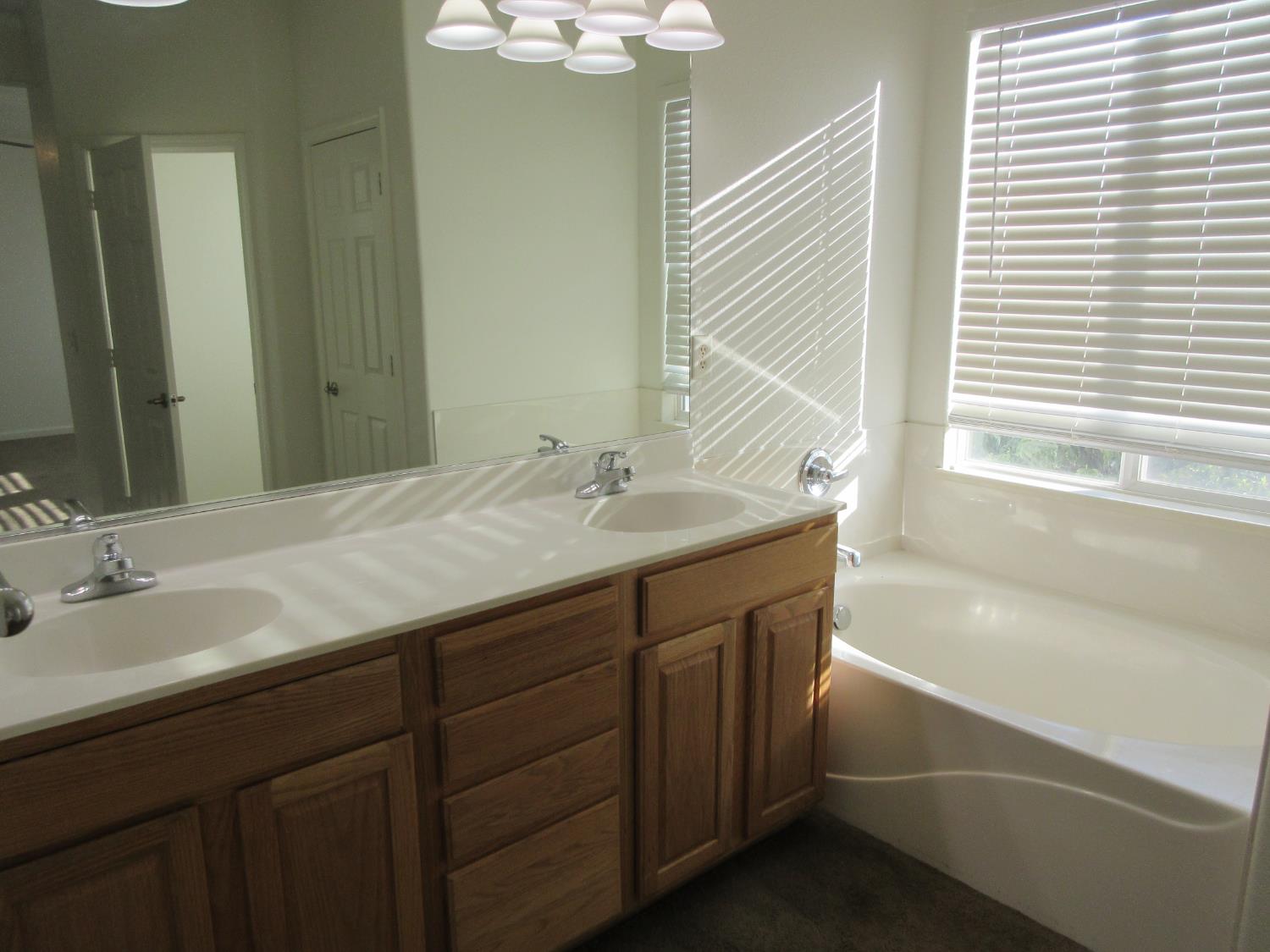 1016 Papaya St, Madera, CA 93638