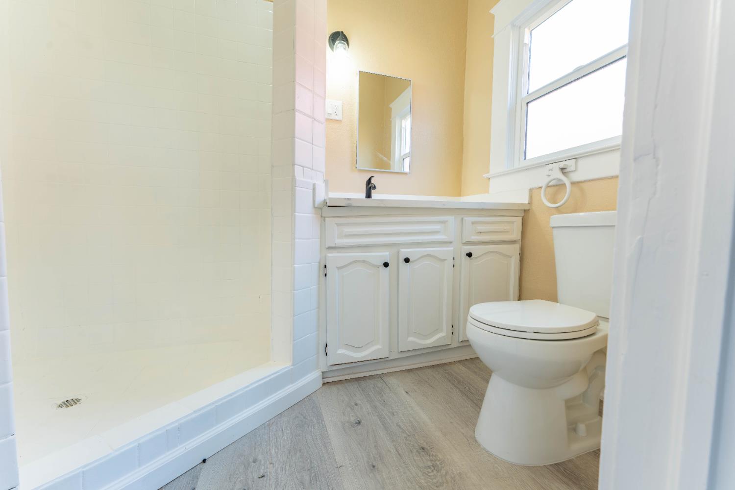 4354 E Kings Canyon Rd, Fresno, CA 93702