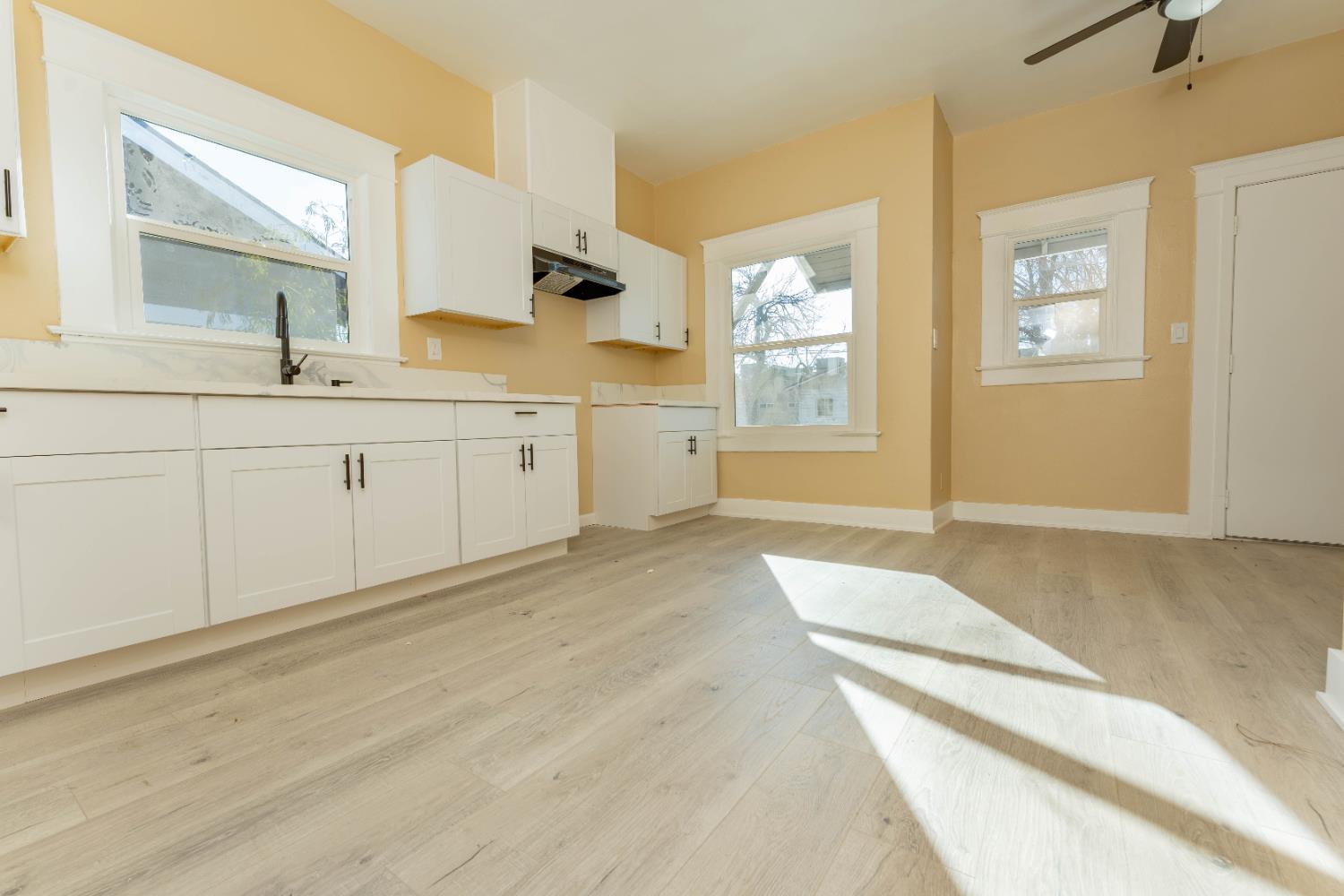 4354 E Kings Canyon Rd, Fresno, CA 93702