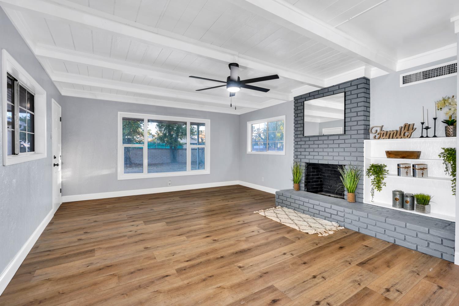 4918 E Illinois Ave, Fresno, CA 93727