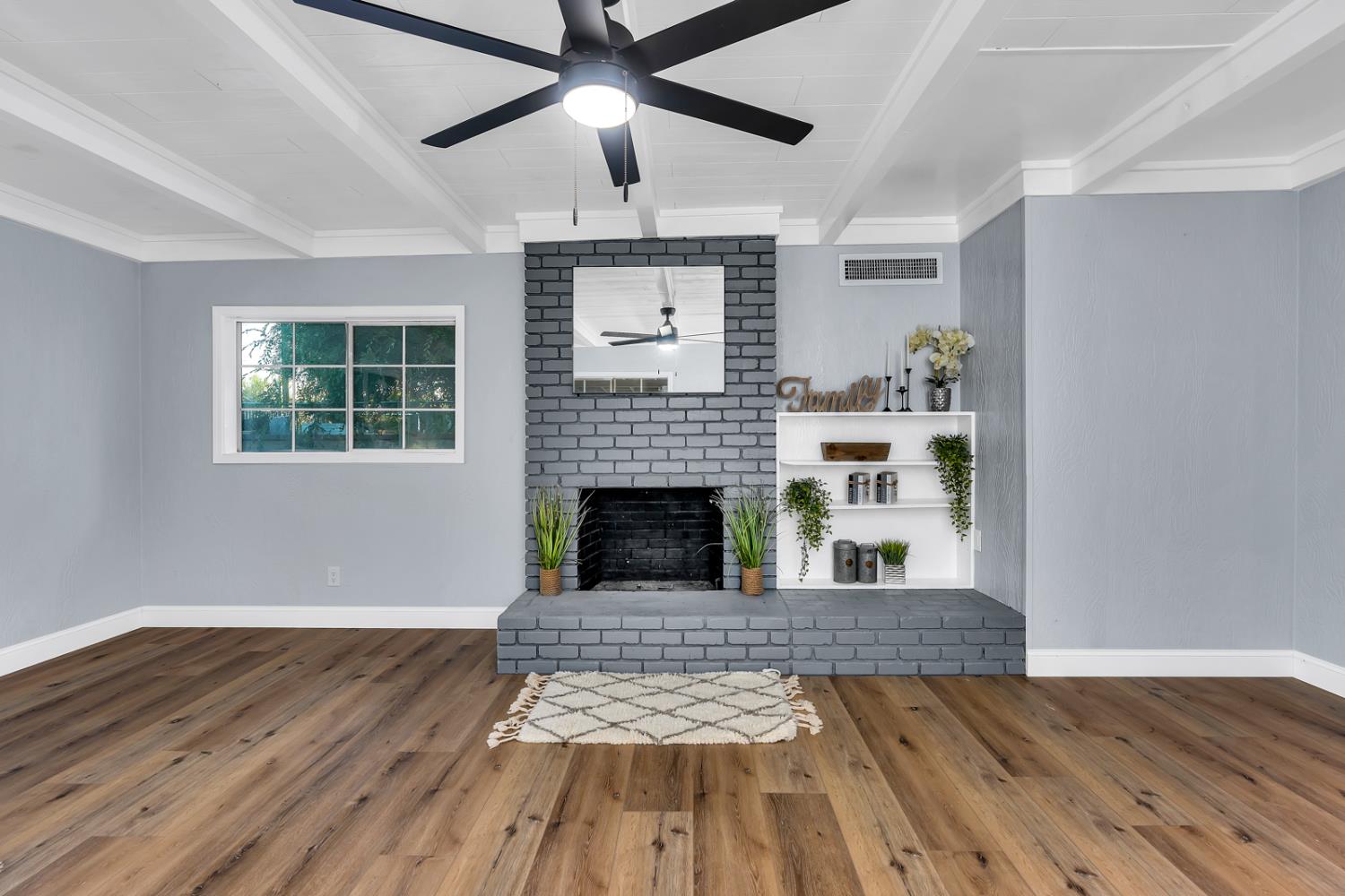 4918 E Illinois Ave, Fresno, CA 93727