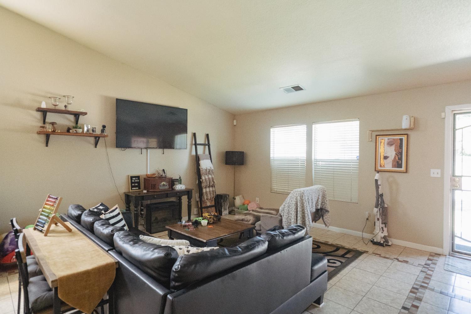 310 Buena Vista Ct, Merced, CA 95348