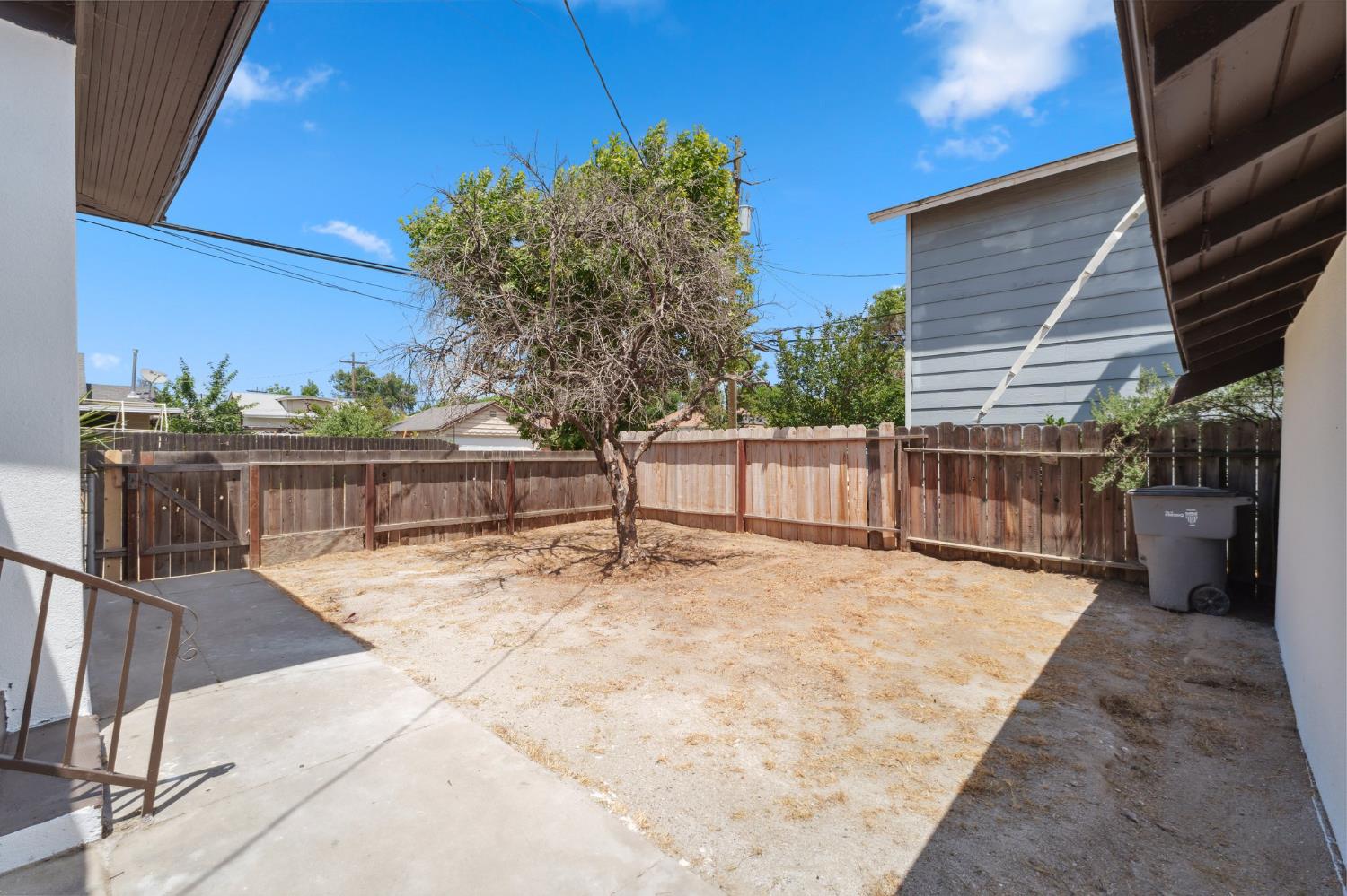 630 N Roosevelt Ave, Fresno, CA 93728