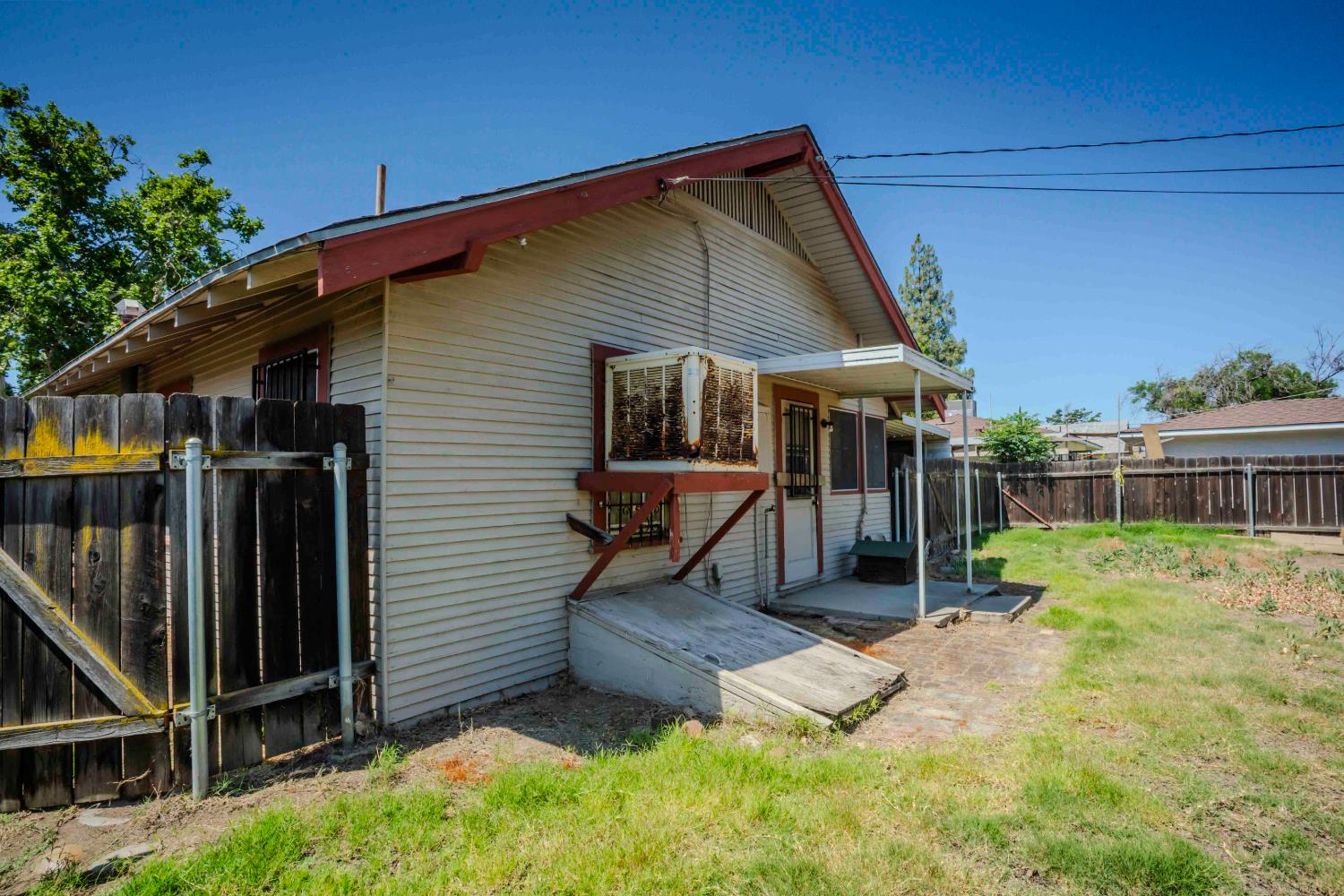 1007 E Michigan Ave, Fresno, CA 93704