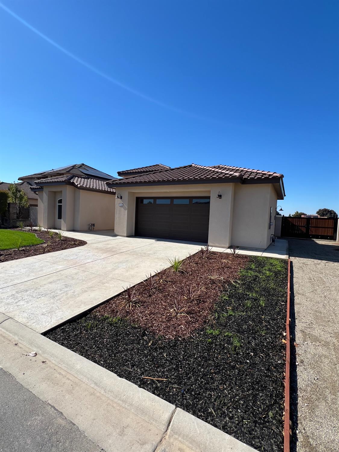 8385 Lake Shore Dr, Chowchilla, CA 93610