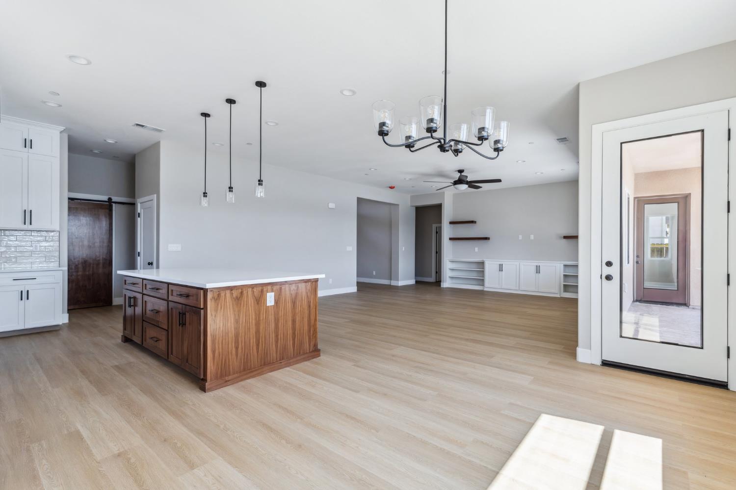 8385 Lake Shore Dr, Chowchilla, CA 93610