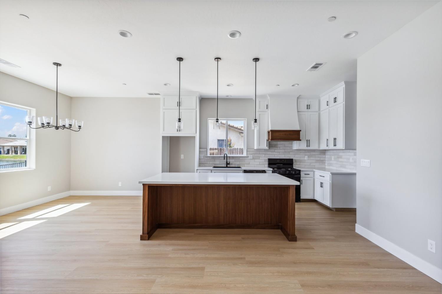 8385 Lake Shore Dr, Chowchilla, CA 93610